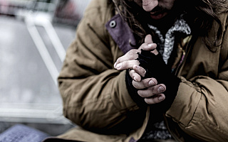 Służby apelują, by w czasie mrozu zwracać uwagę na osoby bezdomne